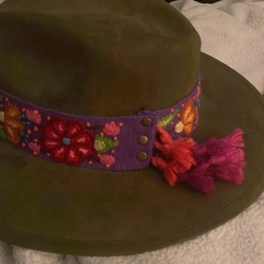 SPRING CLEANOUT 🍀🪻🌹Wide Brim Olive Green Hat